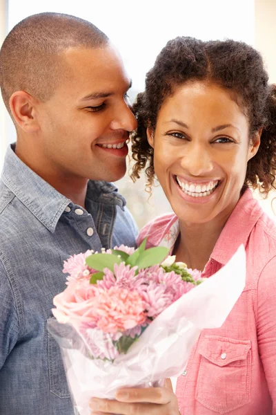A férfi virágot ad a nőnek. — Stock Fotó