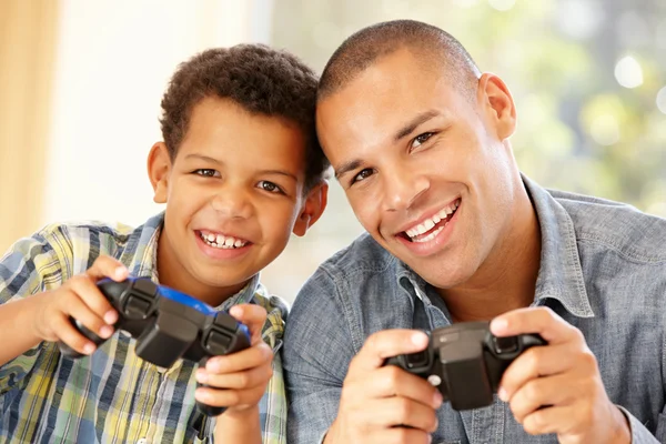 Pai e filho jogando jogos de computador — Fotografia de Stock