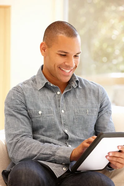 Man aan het werk op digitale Tablet PC — Stockfoto