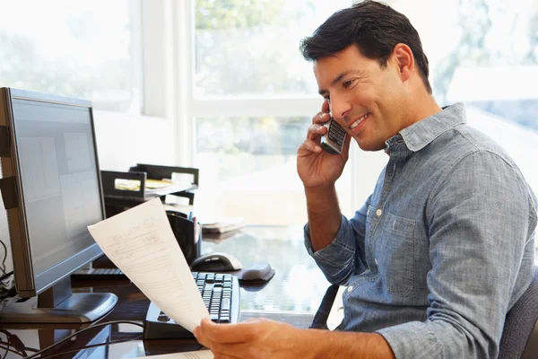 Man talar på mobiltelefon — Stockfoto