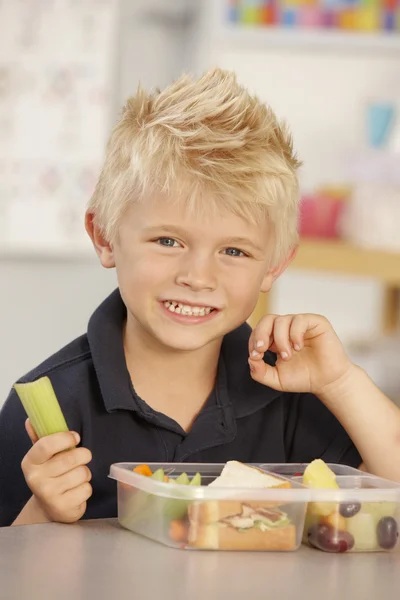 Skolpojke äta hälsosamt matsäck — Stockfoto