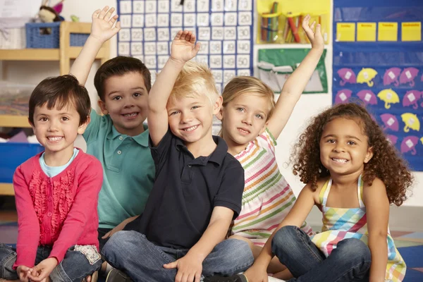 Schoolkinderen beantwoording van de vraag In de klas — Stockfoto