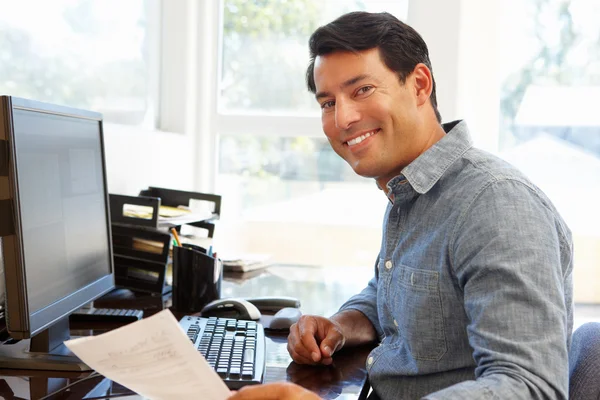 Hombre usando ordenador durante el trabajo — Foto de Stock