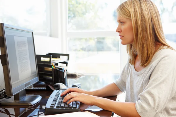 Vrouw werkt op de computer — Stockfoto