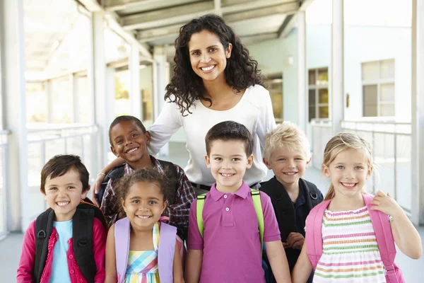 Schoolchildren Standing With Teacher — Stock fotografie