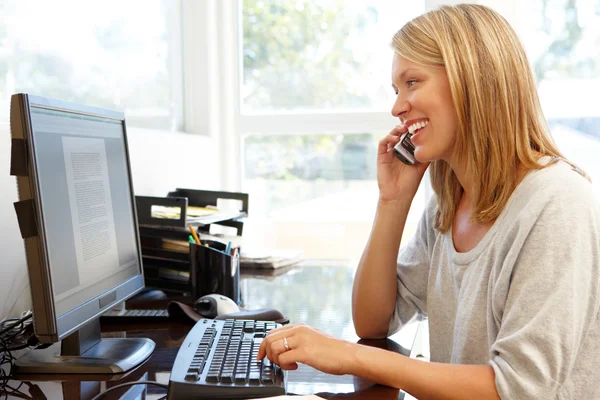 Femme travaillant au bureau à domicile — Photo