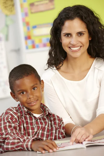 Schüler liest Buch mit Lehrer — Stockfoto