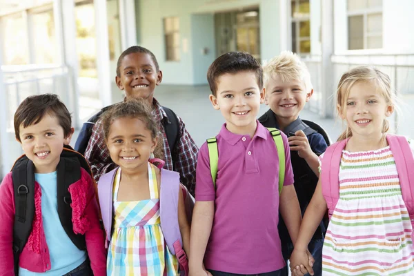 Grupo de escolares de pie afuera — Foto de Stock