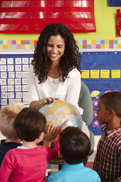 Età elementare scolari con insegnante in classe — Foto Stock