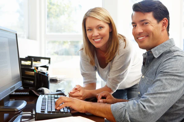 Couple working together in home office — Stock Photo, Image