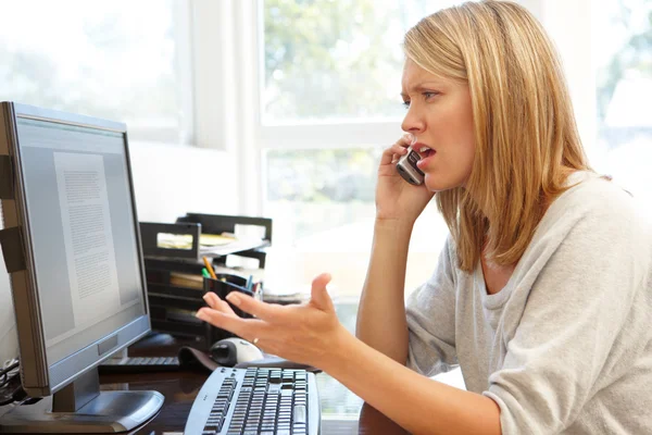 Vrouw in het thuiskantoor — Stockfoto