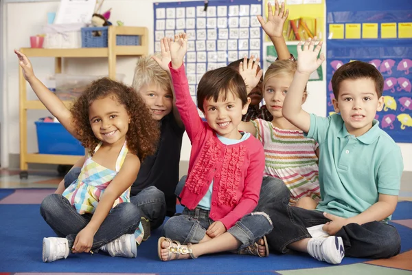 Schoolkinderen beantwoording van de vraag In de klas — Stockfoto