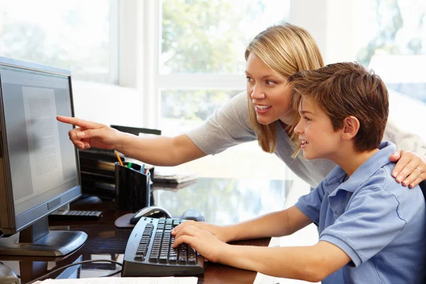 Мать и сын за компьютером — стоковое фото