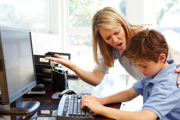 Mère et fils utilisant l'ordinateur — Photo