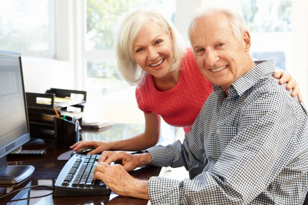 Старший мужчина и дочь за компьютером — стоковое фото