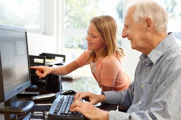 Hombre y nieta mayores usando computadora —  Fotos de Stock