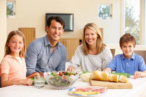 Family sharing meal — Stockfoto