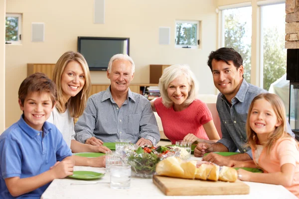 Familie delen maaltijd — Stockfoto