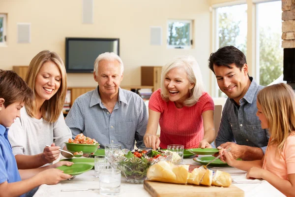 Familie delen maaltijd — Stockfoto