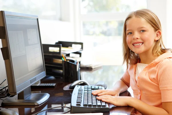 Chica joven utilizando la computadora en casa —  Fotos de Stock