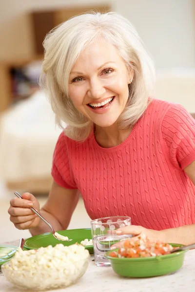 Vrouw eten van maaltijd — Stockfoto