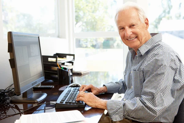 Senior-Mann arbeitet am Computer — Stockfoto