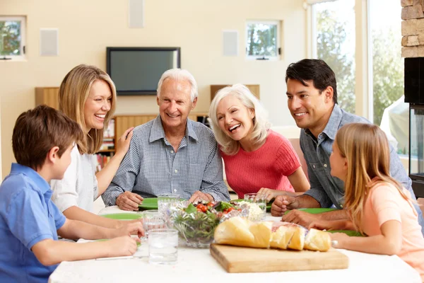 Comida familiar compartida — Foto de Stock