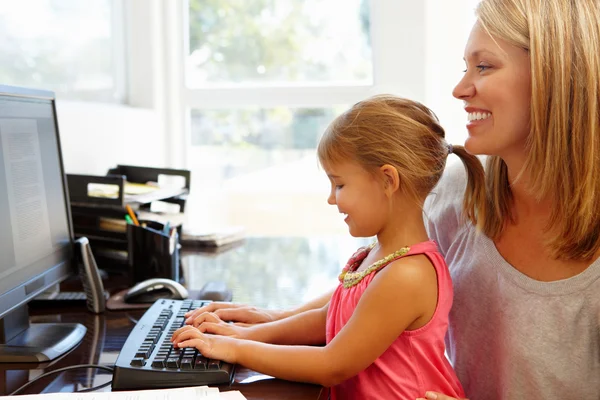 Mutter mit Tochter nutzt Computer — Stockfoto