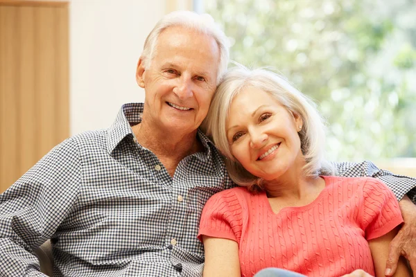 Senior man and daughter at home — Stock fotografie