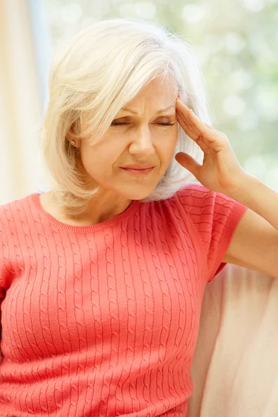 Mid age woman suffering from headache — Stock fotografie