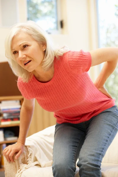 Женщина средних лет страдает от болей в спине — стоковое фото