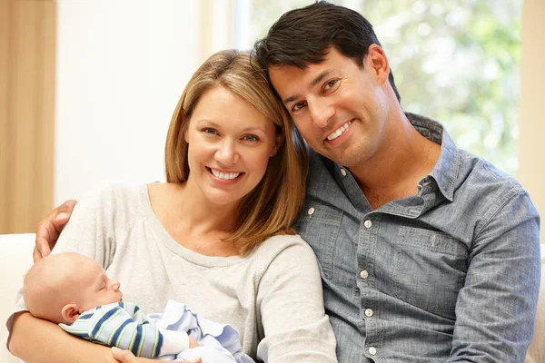 Casal com novo bebê em casa — Fotografia de Stock