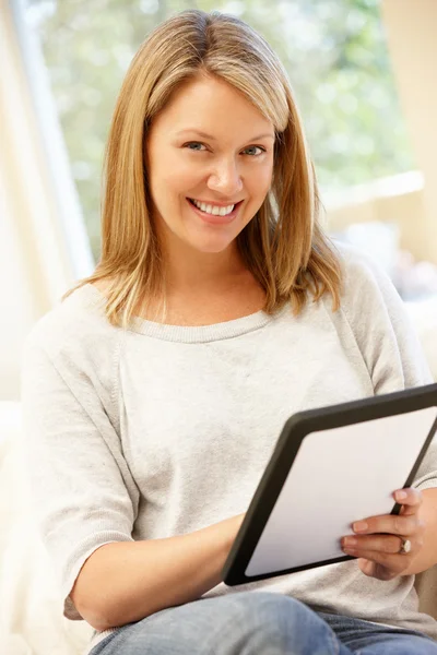 Donna che utilizza tablet digitale a casa — Foto Stock