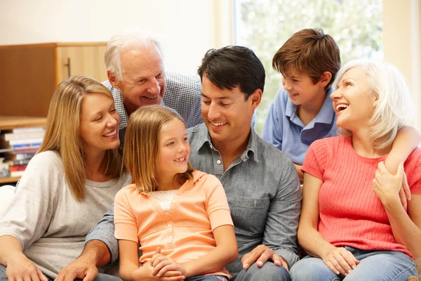 Gelukkig meerdere generatie familie portret — Stockfoto