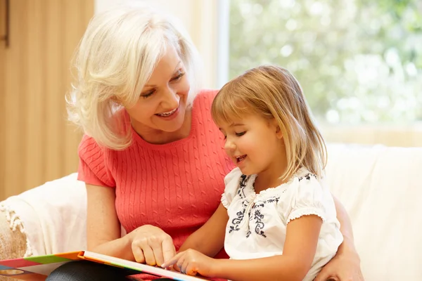 Büyükanne ve torunu bir kitap okuma — Stok fotoğraf