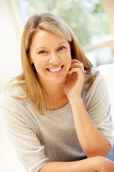 Mujer feliz sonriendo en casa —  Fotos de Stock