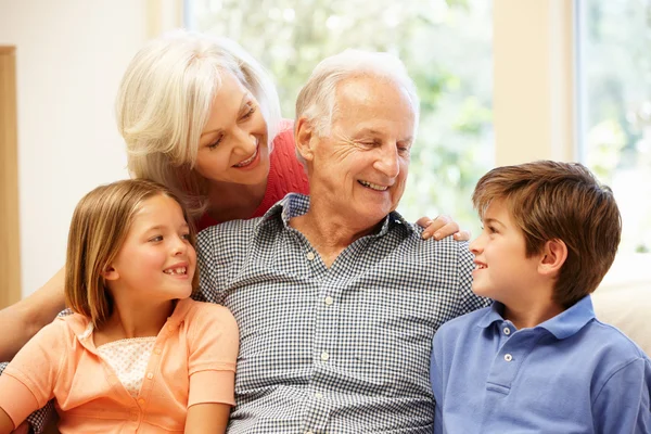 Nagyszülők és unokák boldog mosolygó — Stock Fotó