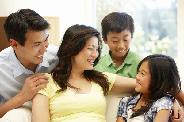 Met een mooie glimlach en gelukkige familie — Stockfoto