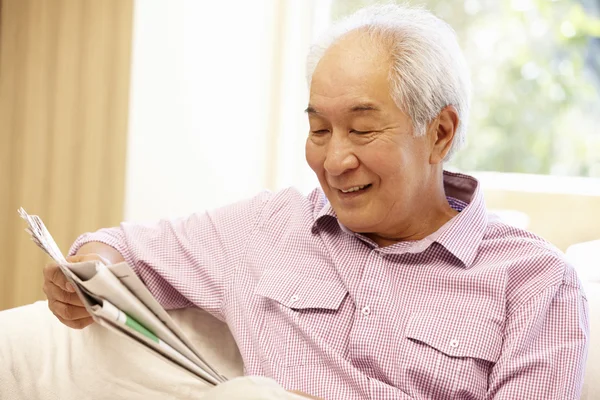 Hombre mayor leyendo periódico — Foto de Stock