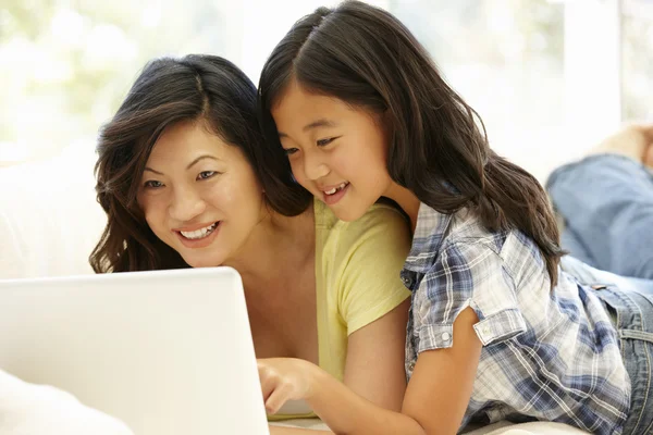 Mamma och dotter använder laptop hemma — Stockfoto