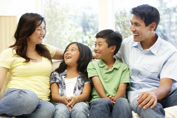 Familia feliz con hermosas sonrisas —  Fotos de Stock