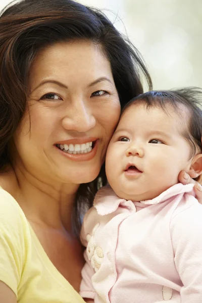 Ung mamma håller hennes baby — Stockfoto