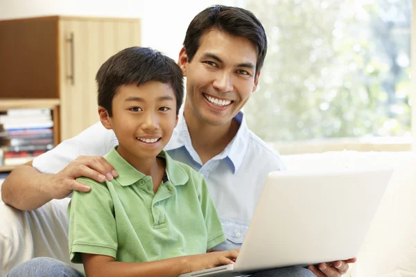 Padre e hijo usando laptop — Foto de Stock