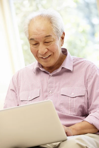 Senior man met laptop — Stockfoto