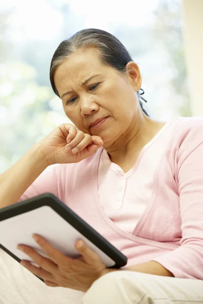 Seniorenvrouw met digitale tablet — Stockfoto