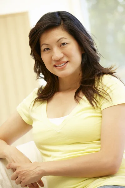 Asiatisk kvinna avkopplande hemma — Stockfoto