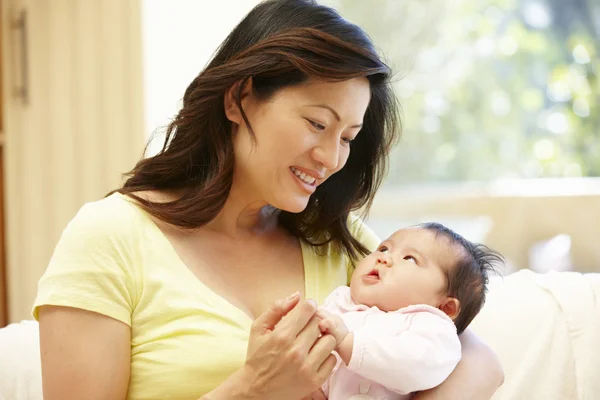Genç anne bebeğini holding — Stok fotoğraf
