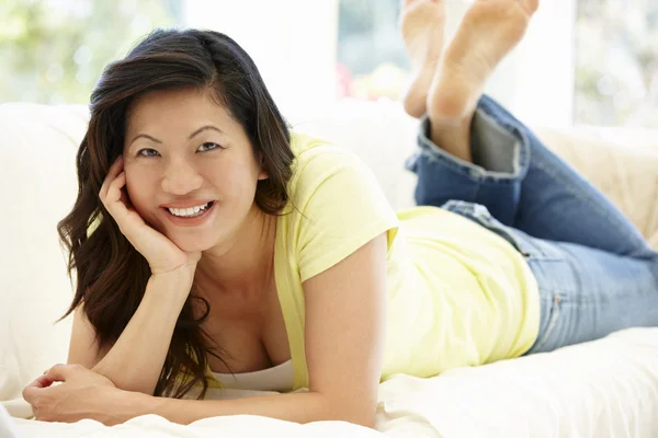 Mulher asiática relaxante em casa — Fotografia de Stock