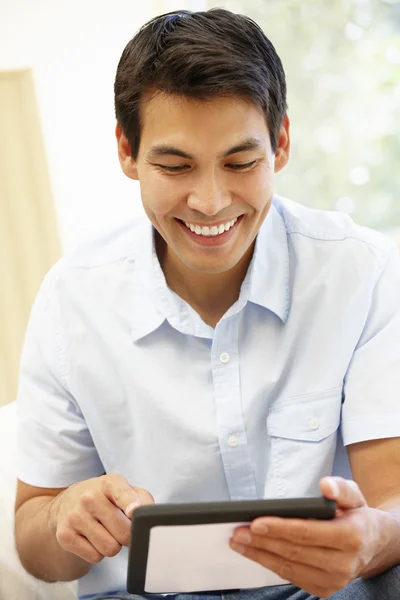 Homem asiático usando tablet digital — Fotografia de Stock