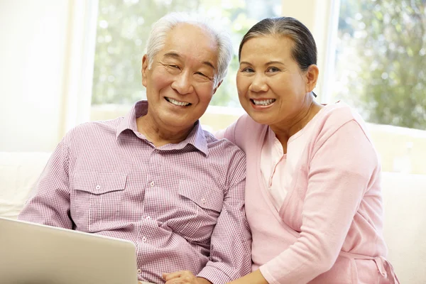 Oudere echtpaar met laptop — Stockfoto